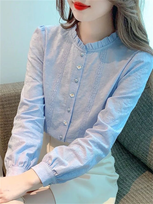 Camisa Monocromática Com Detalhes Em Renda E Manga Longa